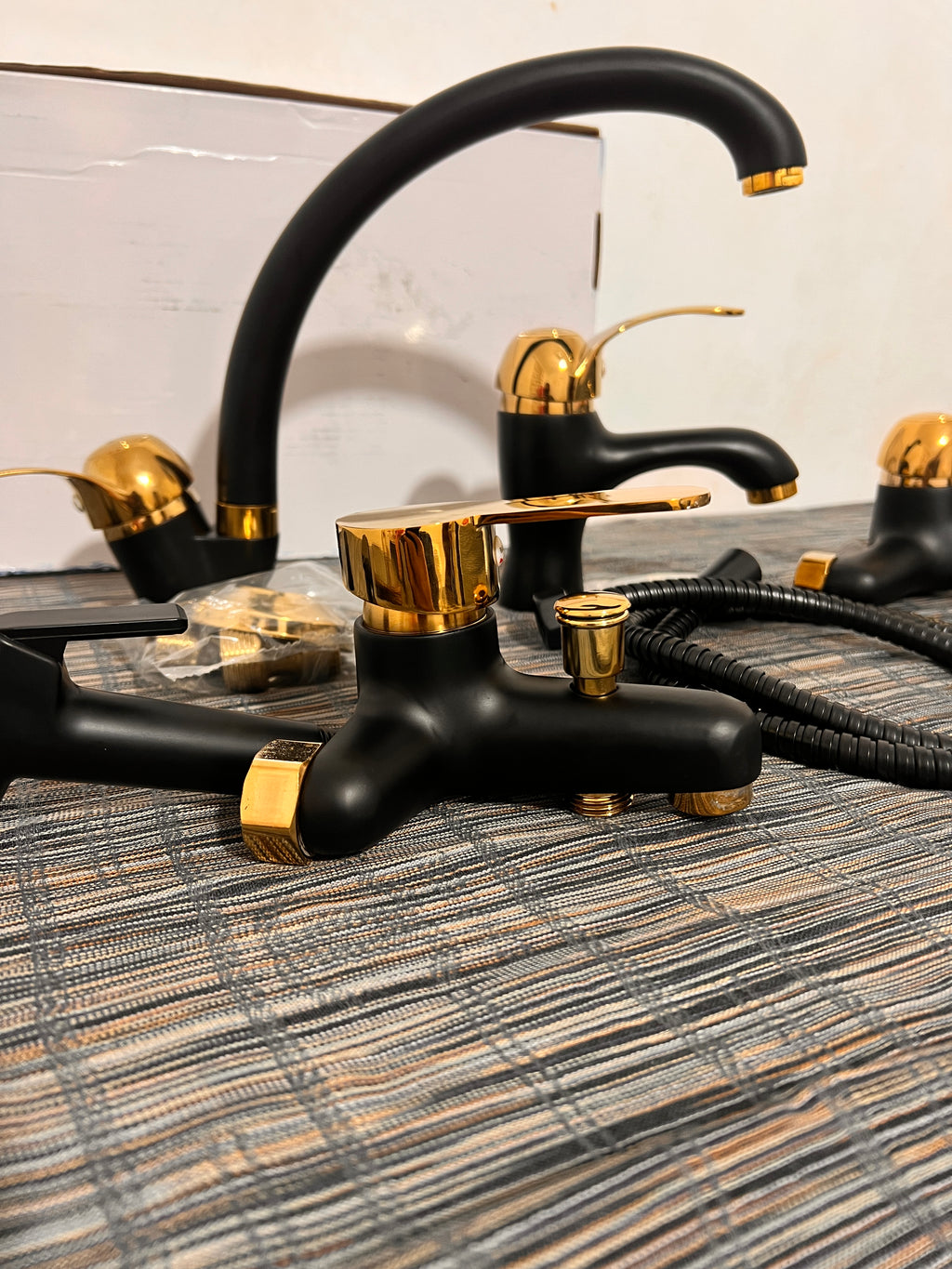 باك حنفيات فخمة أسود مع ذهبي – 3 أو 4 قطع