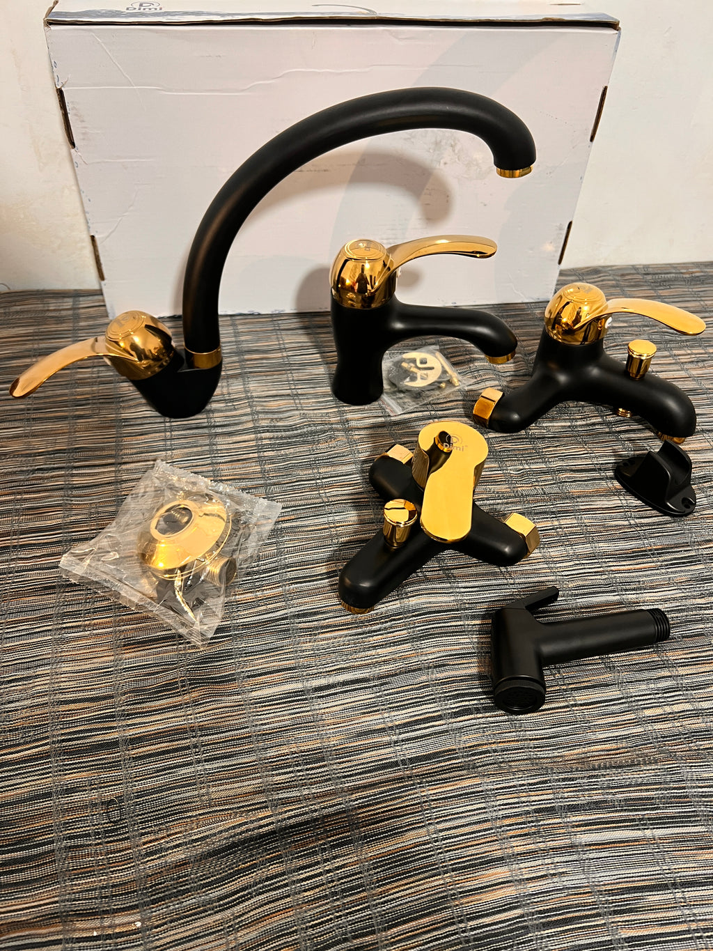 باك حنفيات فخمة أسود مع ذهبي – 3 أو 4 قطع